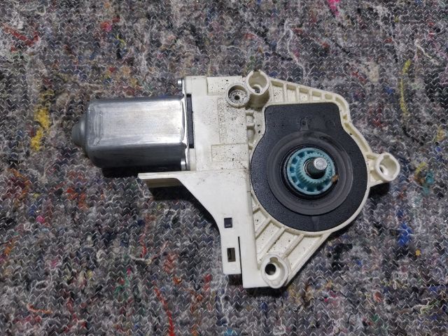 bontott AUDI A1 Jobb első Ablakemelő Motor