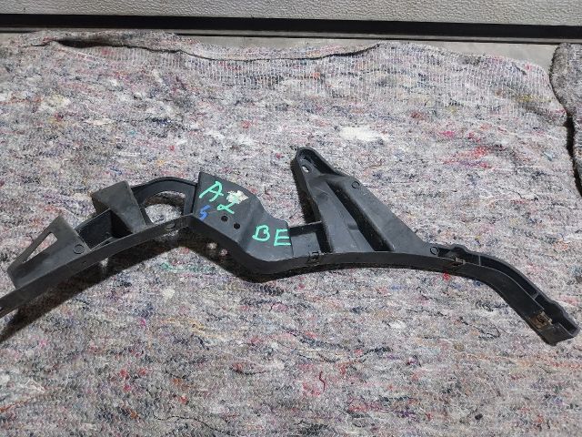 bontott AUDI A2 Bal első Lökhárító Tartó (Műanyag)