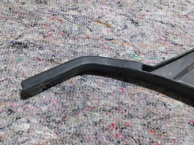 bontott AUDI A2 Bal első Lökhárító Tartó (Műanyag)