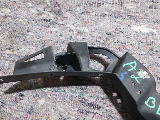 bontott AUDI A2 Bal első Lökhárító Tartó (Műanyag)