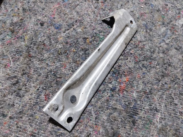 bontott AUDI A2 Bal Sárvédő Oldaltartó