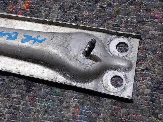 bontott AUDI A2 Bal Sárvédő Oldaltartó