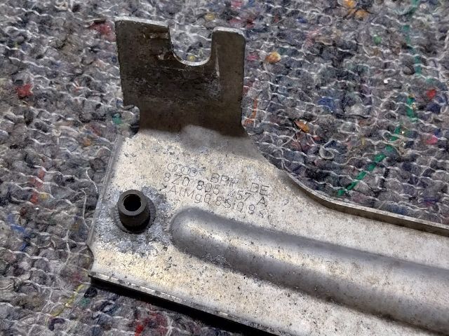 bontott AUDI A2 Bal Sárvédő Oldaltartó