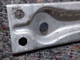 bontott AUDI A2 Bal Sárvédő Oldaltartó