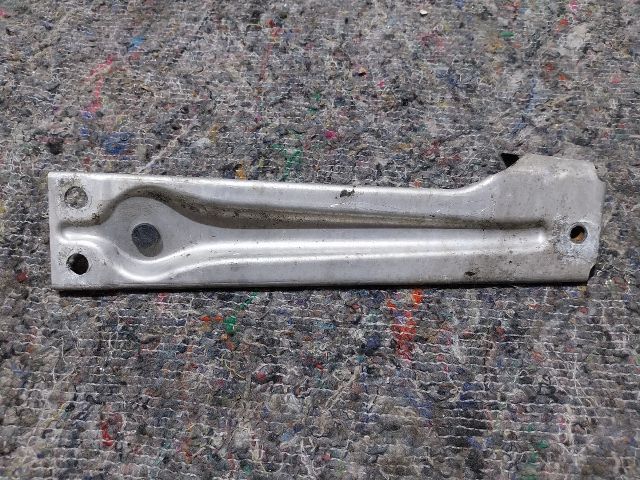 bontott AUDI A2 Bal Sárvédő Oldaltartó