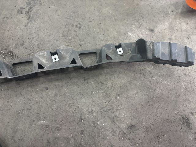 bontott AUDI A2 Hátsó középső Lökhárító Tartó (Műanyag)