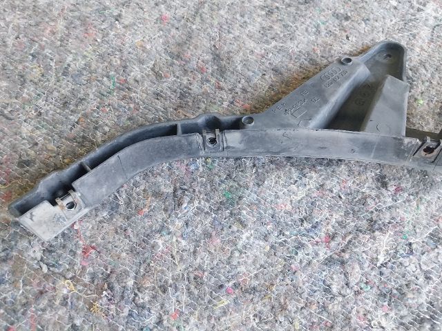 bontott AUDI A2 Jobb első Oldal Lökhárító Tartó (Műanyag)