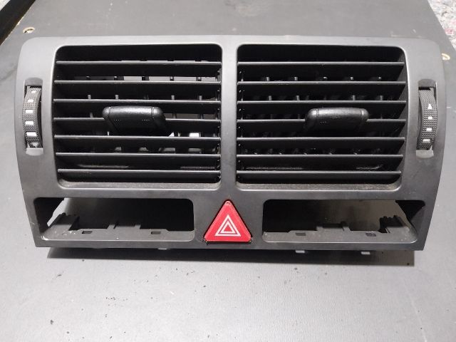 bontott AUDI A2 Középső Szellőző