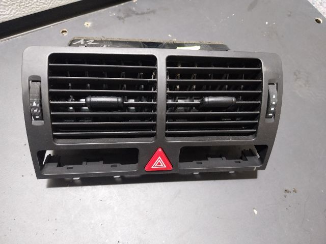 bontott AUDI A2 Középső Szellőző