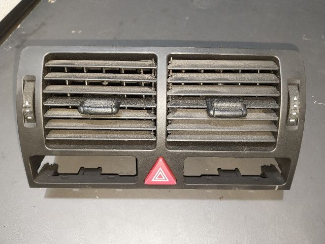 bontott AUDI A2 Középső Szellőző