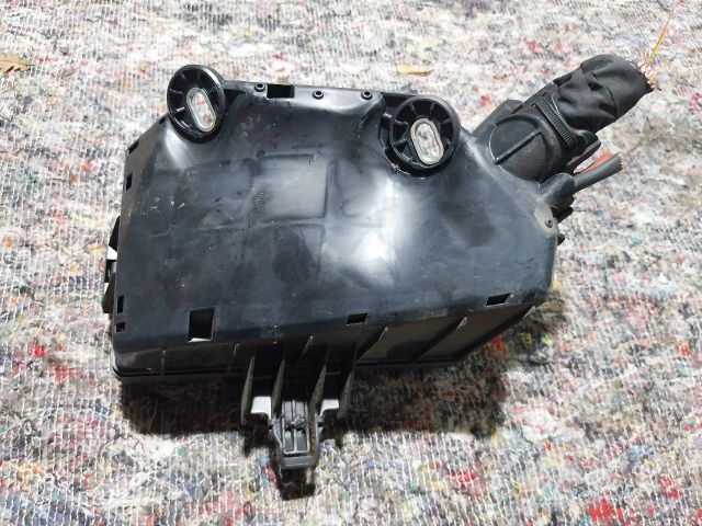 bontott AUDI A3 Biztosítéktábla Motortér