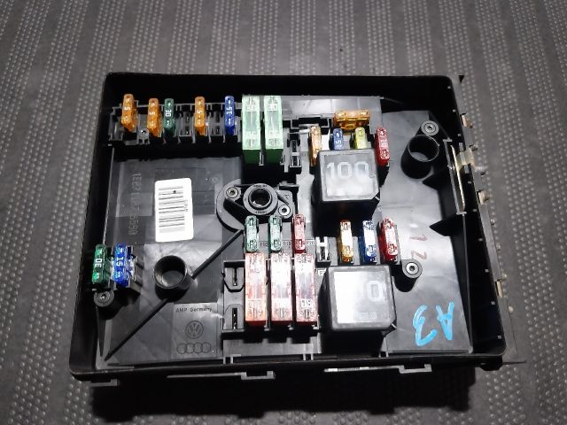 bontott AUDI A3 Biztosítéktábla Motortér