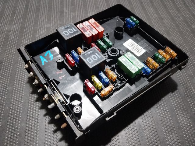 bontott AUDI A3 Biztosítéktábla Motortér