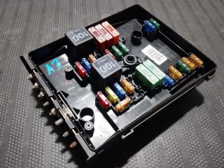 bontott AUDI A3 Biztosítéktábla Motortér