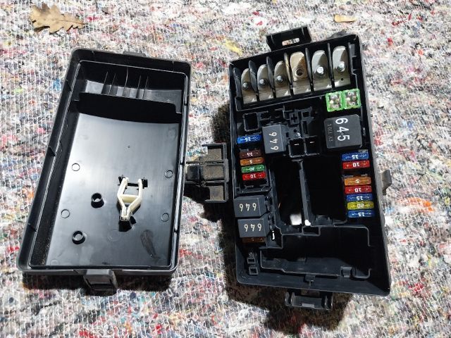 bontott AUDI A3 Biztosítéktábla Motortér