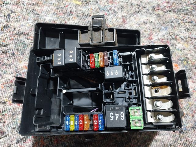 bontott AUDI A3 Biztosítéktábla Motortér