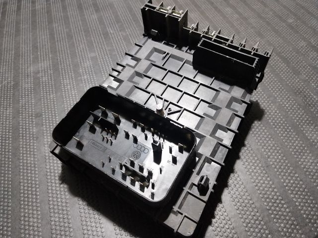 bontott AUDI A3 Biztosítéktábla Motortér