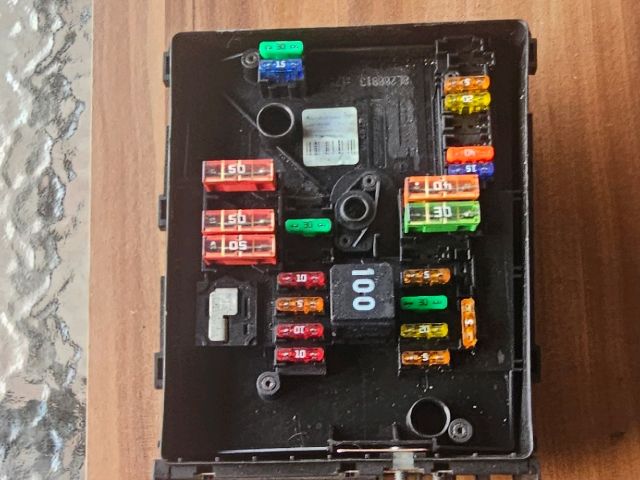 bontott AUDI A3 Biztosítéktábla Motortér