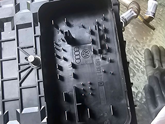 bontott AUDI A3 Biztosítéktábla Motortér