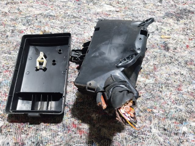 bontott AUDI A3 Biztosítéktábla Motortér