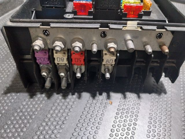 bontott AUDI A3 Biztosítéktábla Motortér