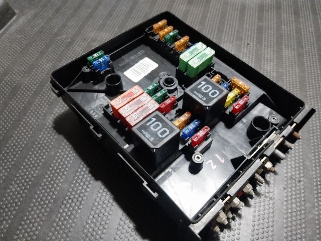 bontott AUDI A3 Biztosítéktábla Motortér