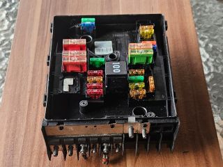 bontott AUDI A3 Biztosítéktábla Motortér