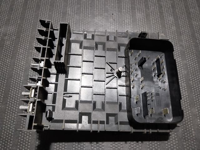 bontott AUDI A3 Biztosítéktábla Motortér