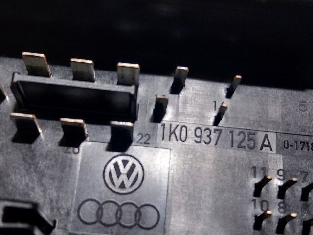 bontott AUDI A3 Biztosítéktábla Motortér