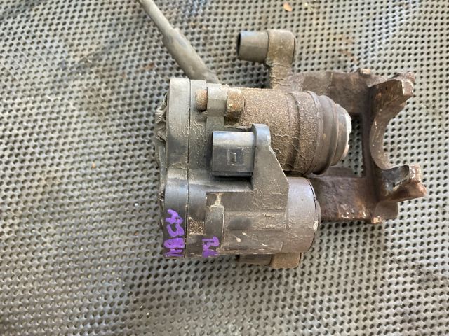 bontott AUDI A3 Bal hátsó Féknyereg Munkahengerrel