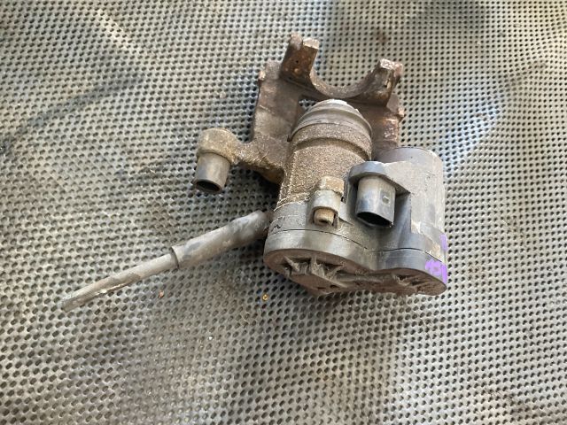 bontott AUDI A3 Bal hátsó Féknyereg Munkahengerrel