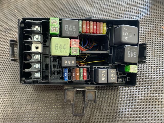 bontott AUDI A3 Biztosítéktábla Motortér