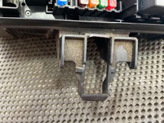 bontott AUDI A3 Biztosítéktábla Motortér