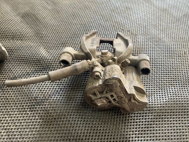 bontott AUDI A3 Jobb hátsó Féknyereg Munkahengerrel