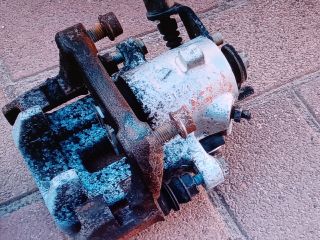 bontott AUDI A3 Bal hátsó Féknyereg Munkahengerrel