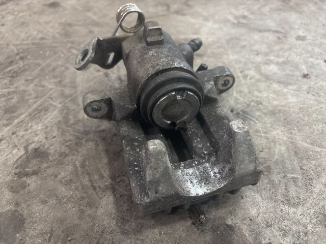 bontott AUDI A3 Bal hátsó Féknyereg Munkahengerrel