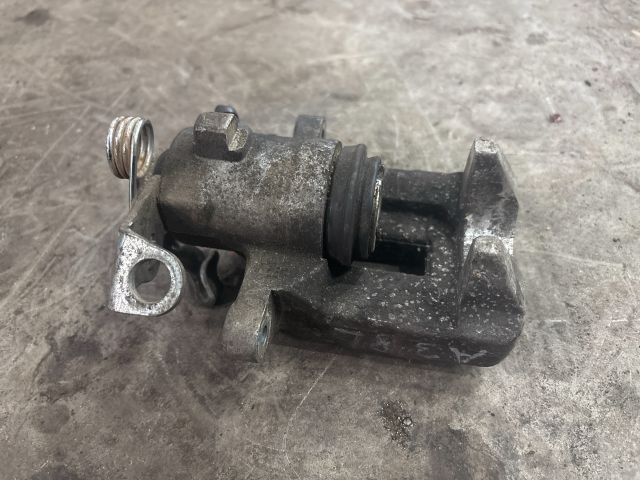 bontott AUDI A3 Bal hátsó Féknyereg Munkahengerrel