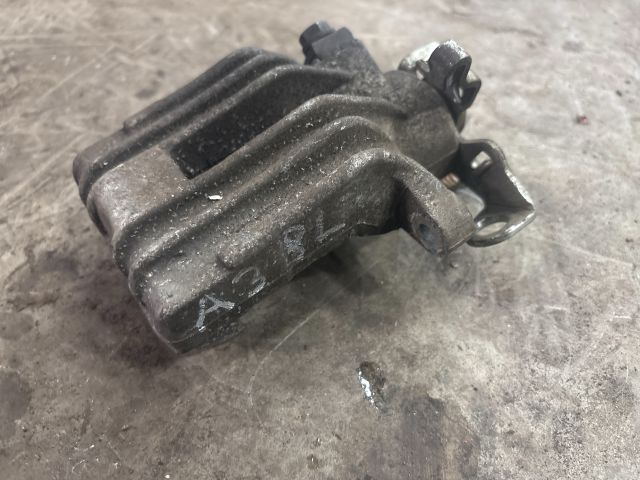 bontott AUDI A3 Bal hátsó Féknyereg Munkahengerrel