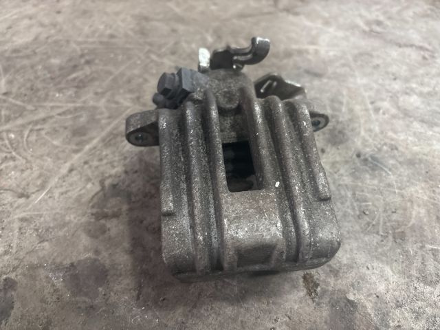 bontott AUDI A3 Bal hátsó Féknyereg Munkahengerrel