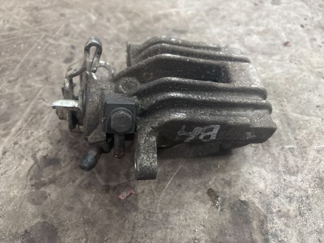 bontott AUDI A3 Bal hátsó Féknyereg Munkahengerrel