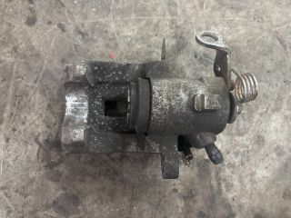 bontott AUDI A3 Bal hátsó Féknyereg Munkahengerrel