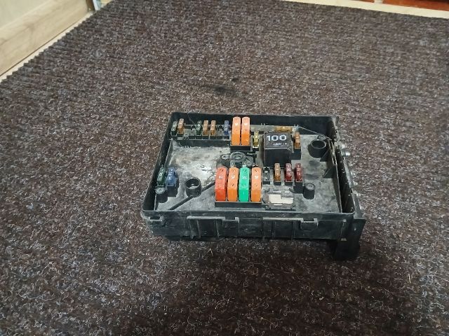 bontott AUDI A3 Biztosítéktábla Motortér