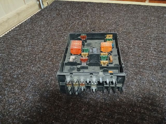 bontott AUDI A3 Biztosítéktábla Motortér