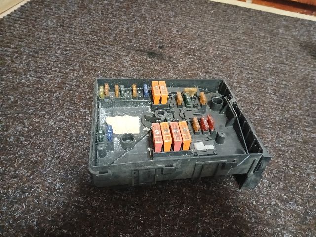 bontott AUDI A3 Biztosítéktábla Motortér