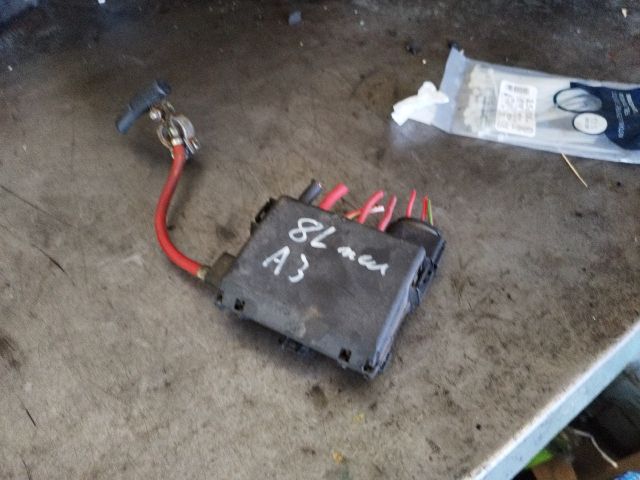 bontott AUDI A3 Biztosítéktábla Motortér