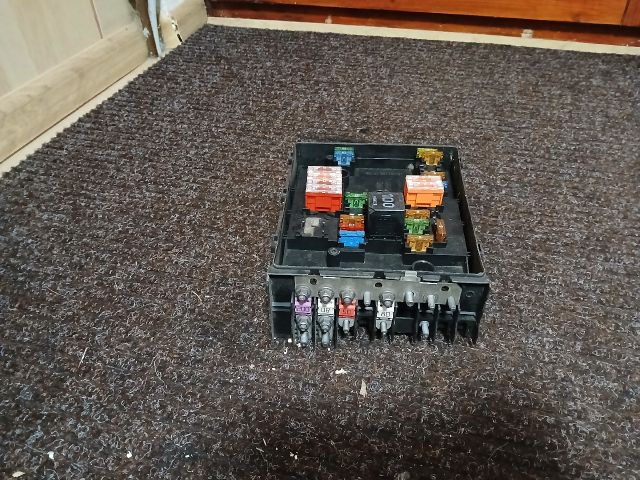 bontott AUDI A3 Biztosítéktábla Motortér