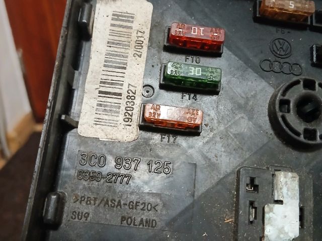 bontott AUDI A3 Biztosítéktábla Motortér