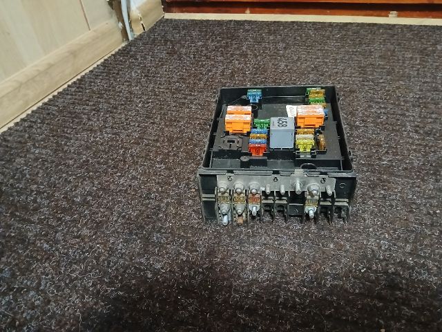 bontott AUDI A3 Biztosítéktábla Motortér