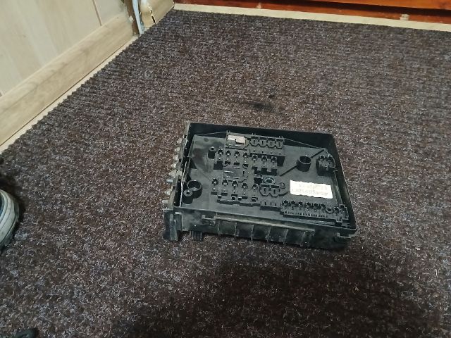 bontott AUDI A3 Biztosítéktábla Motortér