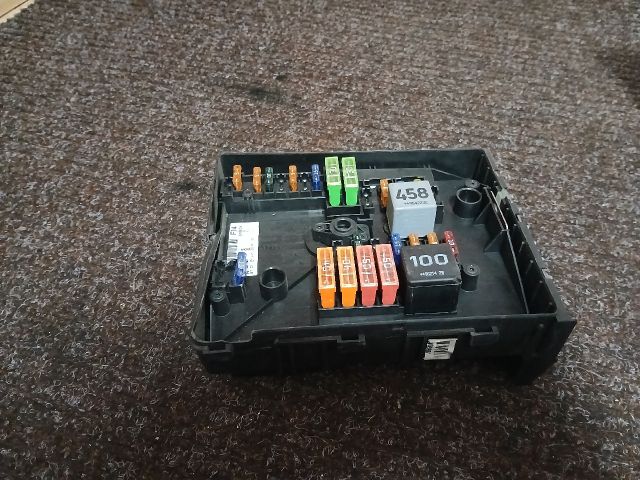 bontott AUDI A3 Biztosítéktábla Motortér